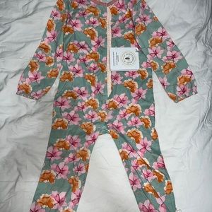 4 outfits Brand new 24 months BURTS BEES